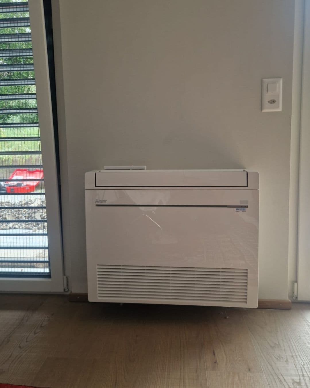 Truhengerät bündig unterhalb eines Fensters