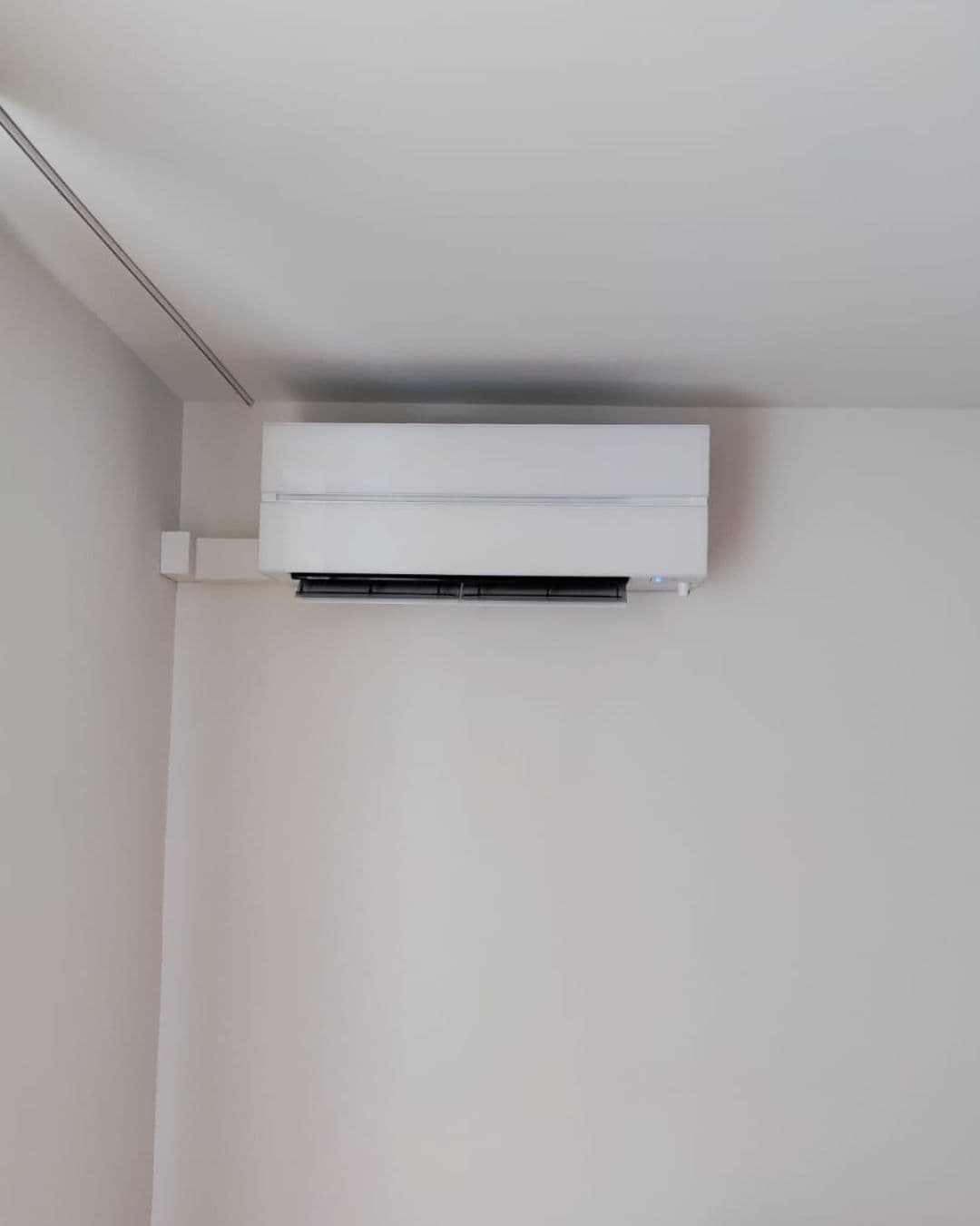 Flaches Design-Wandgerät, bündig unter der Decke