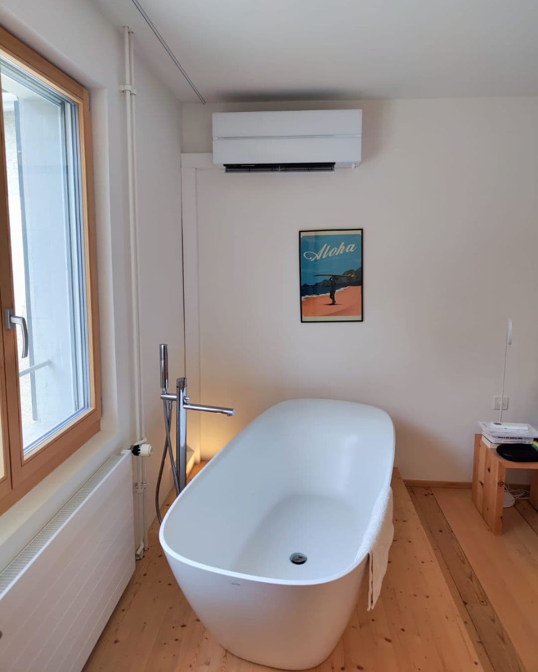 Wandgerät von Mitsubishi Electric, unauffällig über einer freistehenden Badewanne montiert