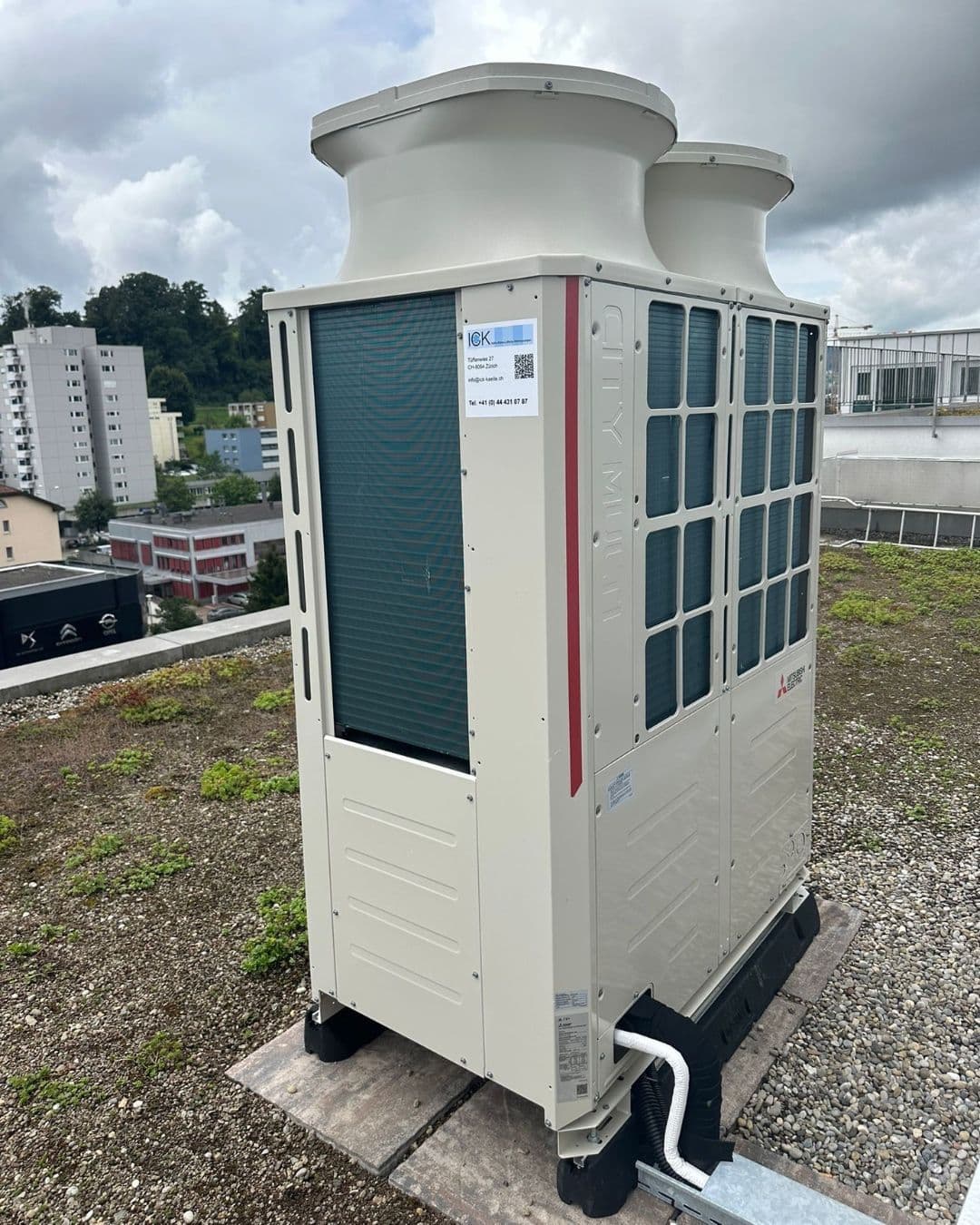 Grosses VRF-Aussengerät Mitsubishi Electric City Multi auf einem Flachdach