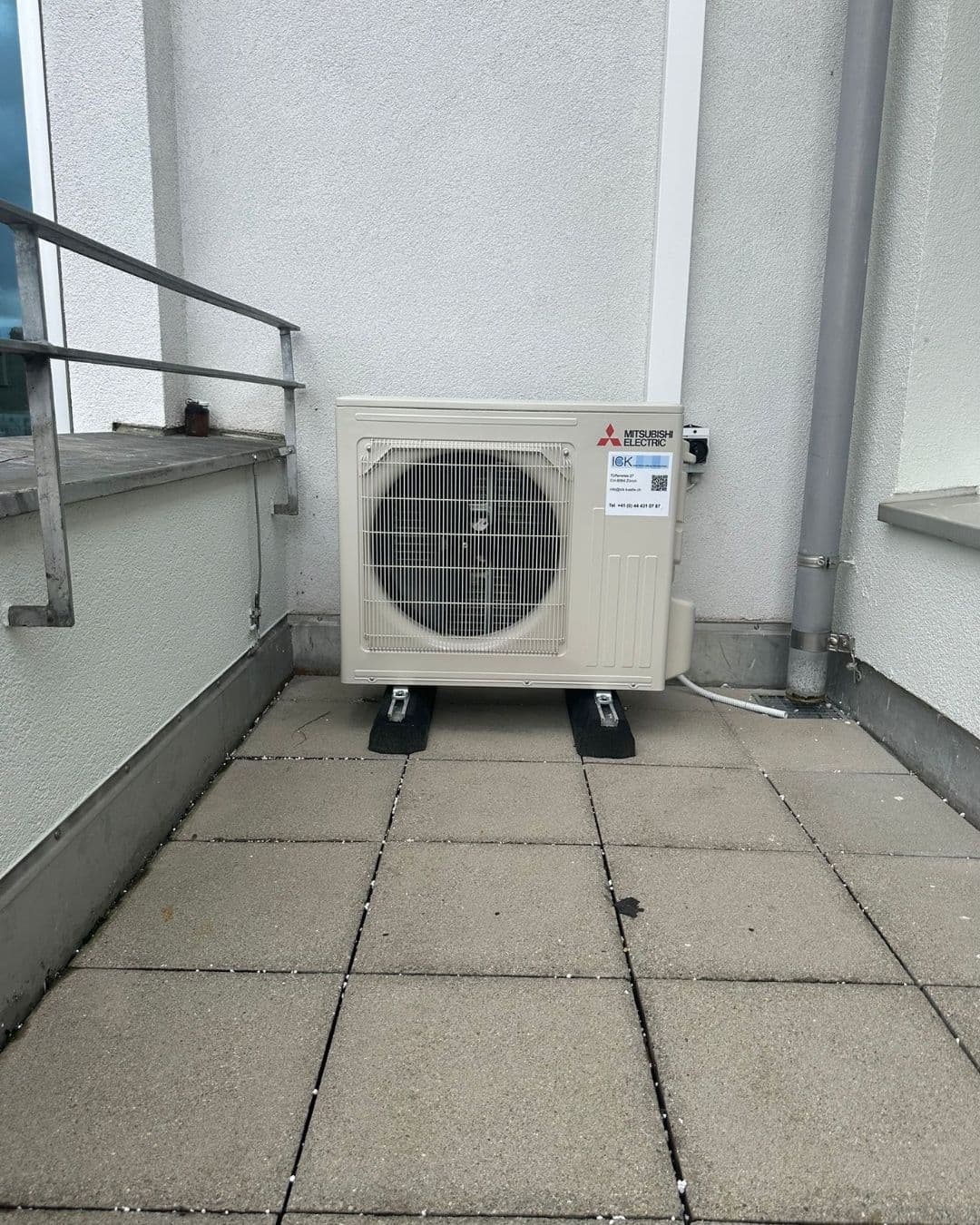 Aussengerät von Mitsubishi Electric, sauber an der Fassade platziert