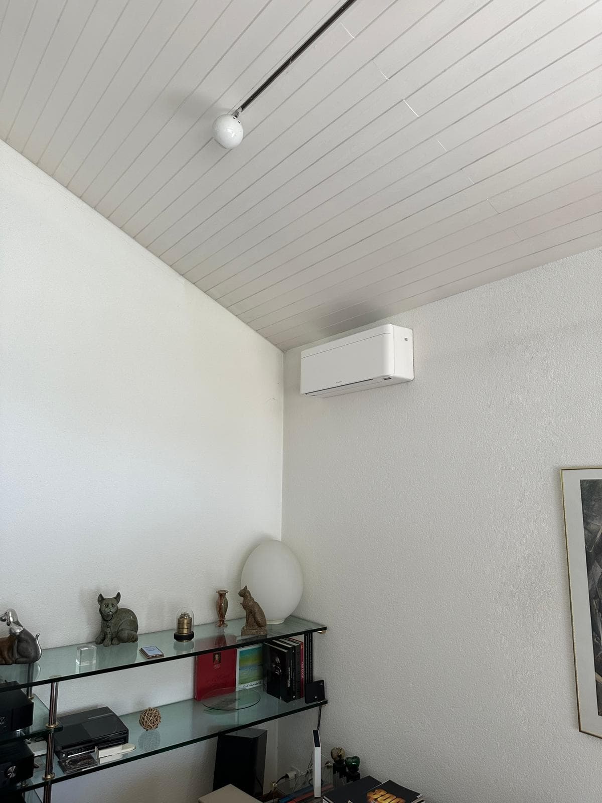 Wandklimagerät im Wohnzimmer, dezent über der Zimmerecke montiert, Kanton Zürich
