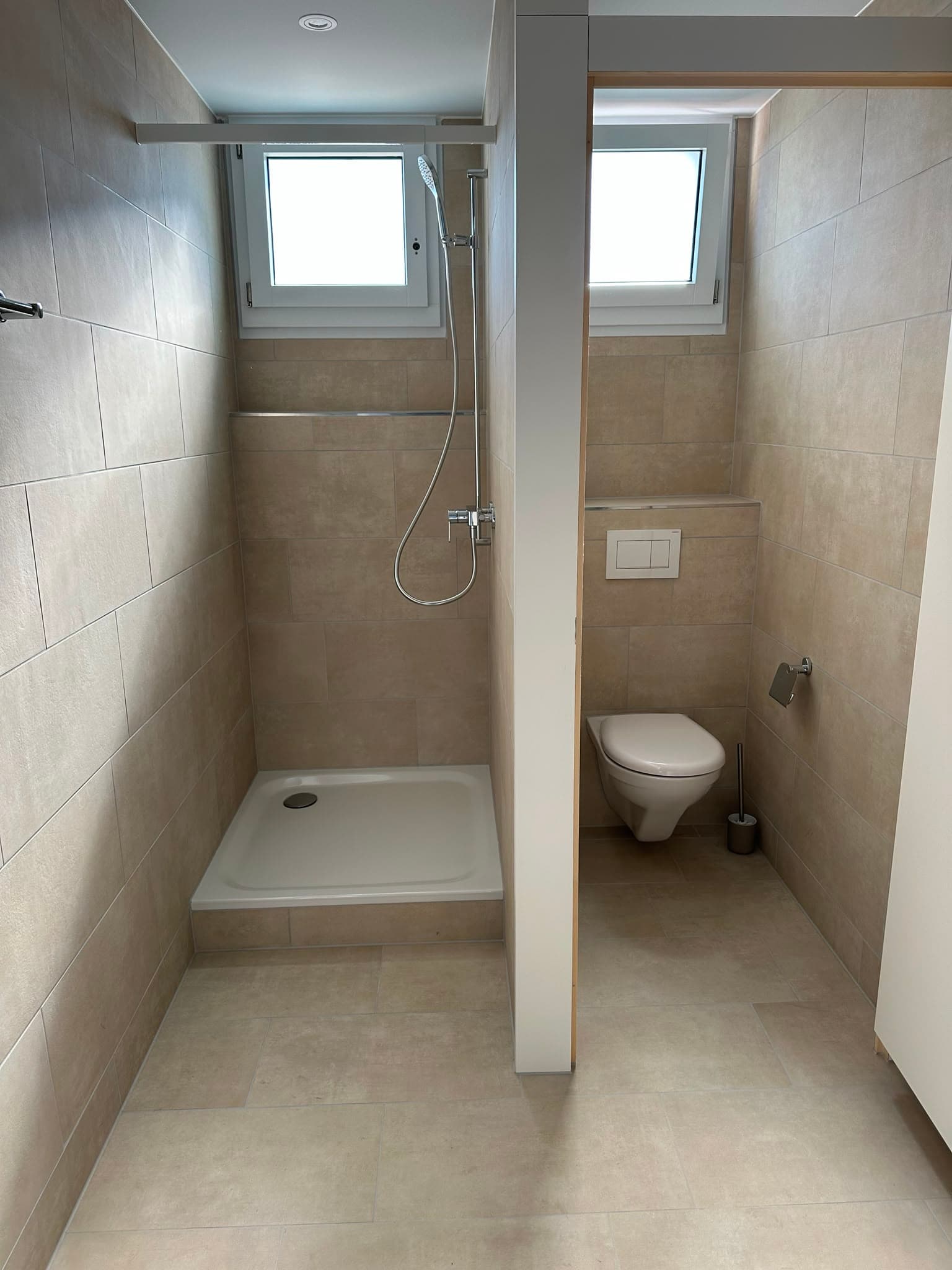 Fertiges Bad mit bodenebener Dusche und Wand-WC, Kanton Zürich