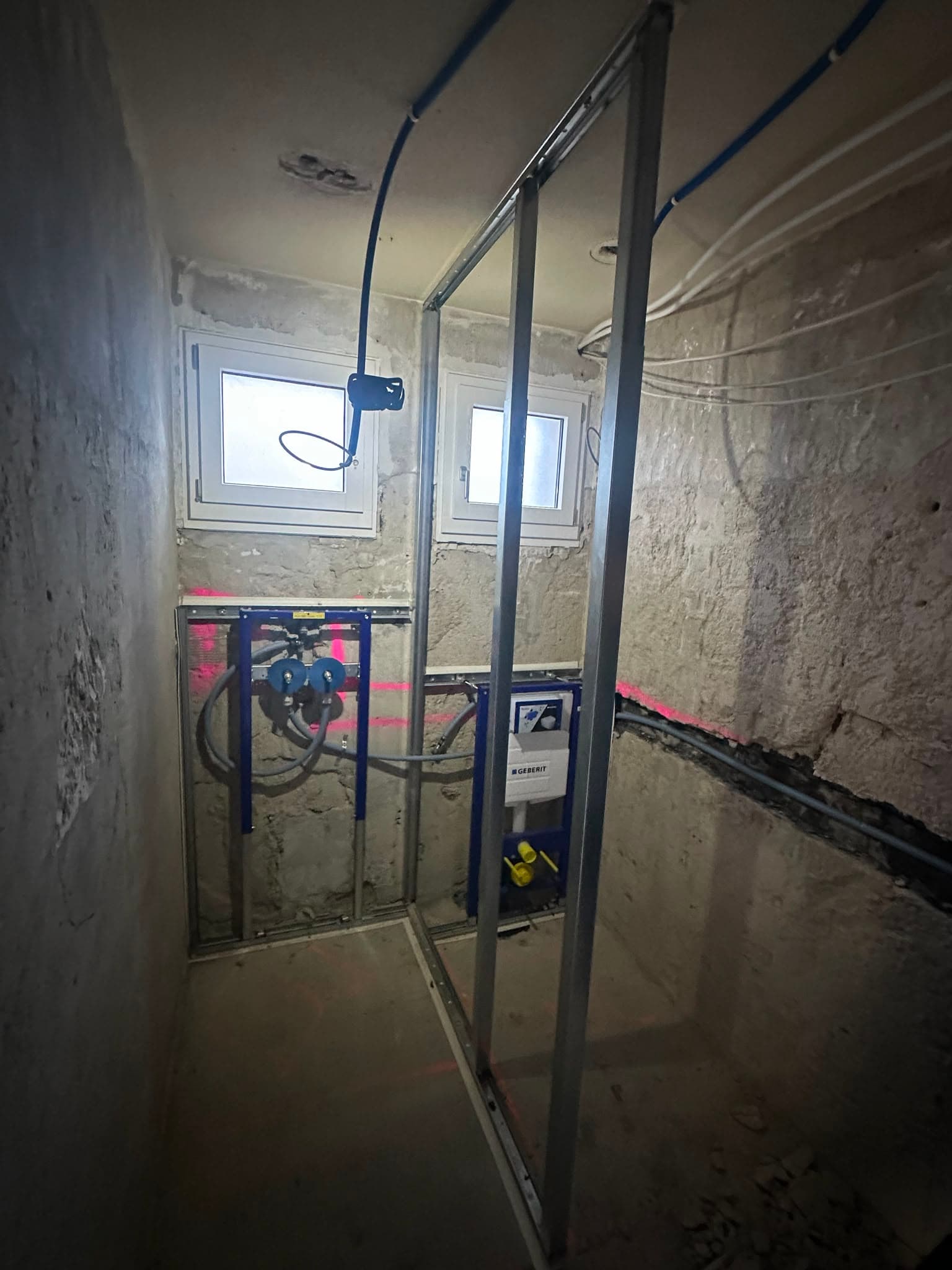 Bad im Rohbau: Ständerwerk und Vorwandinstallation mit Geberit-Element, Kanton Zürich