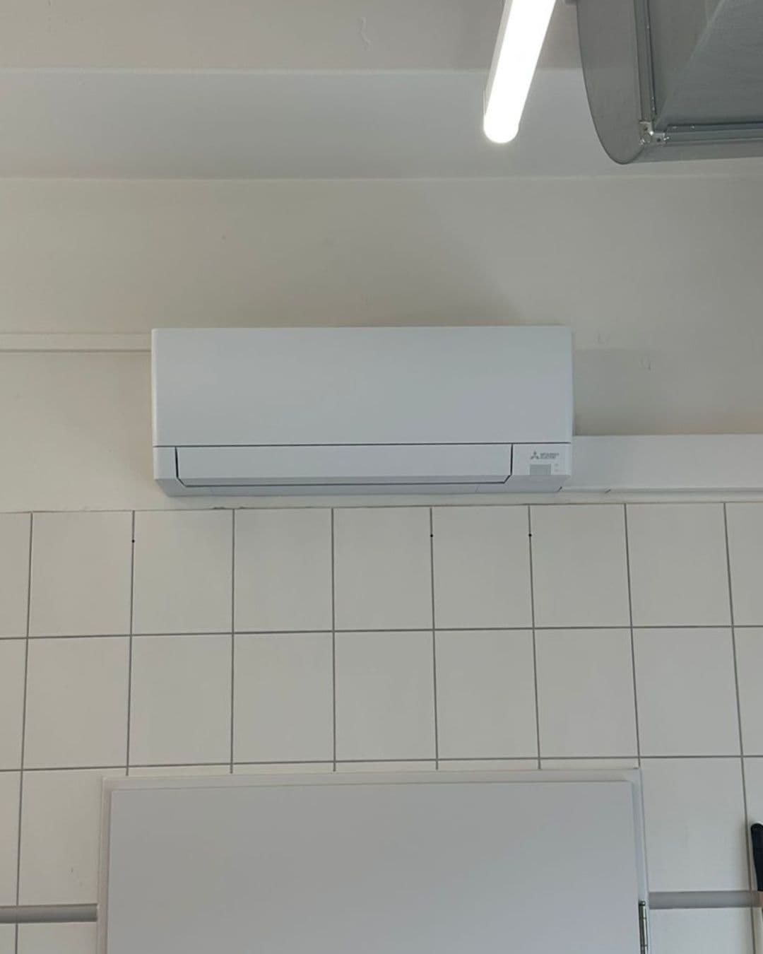 Wandgerät von Mitsubishi Electric in einem Nebenraum