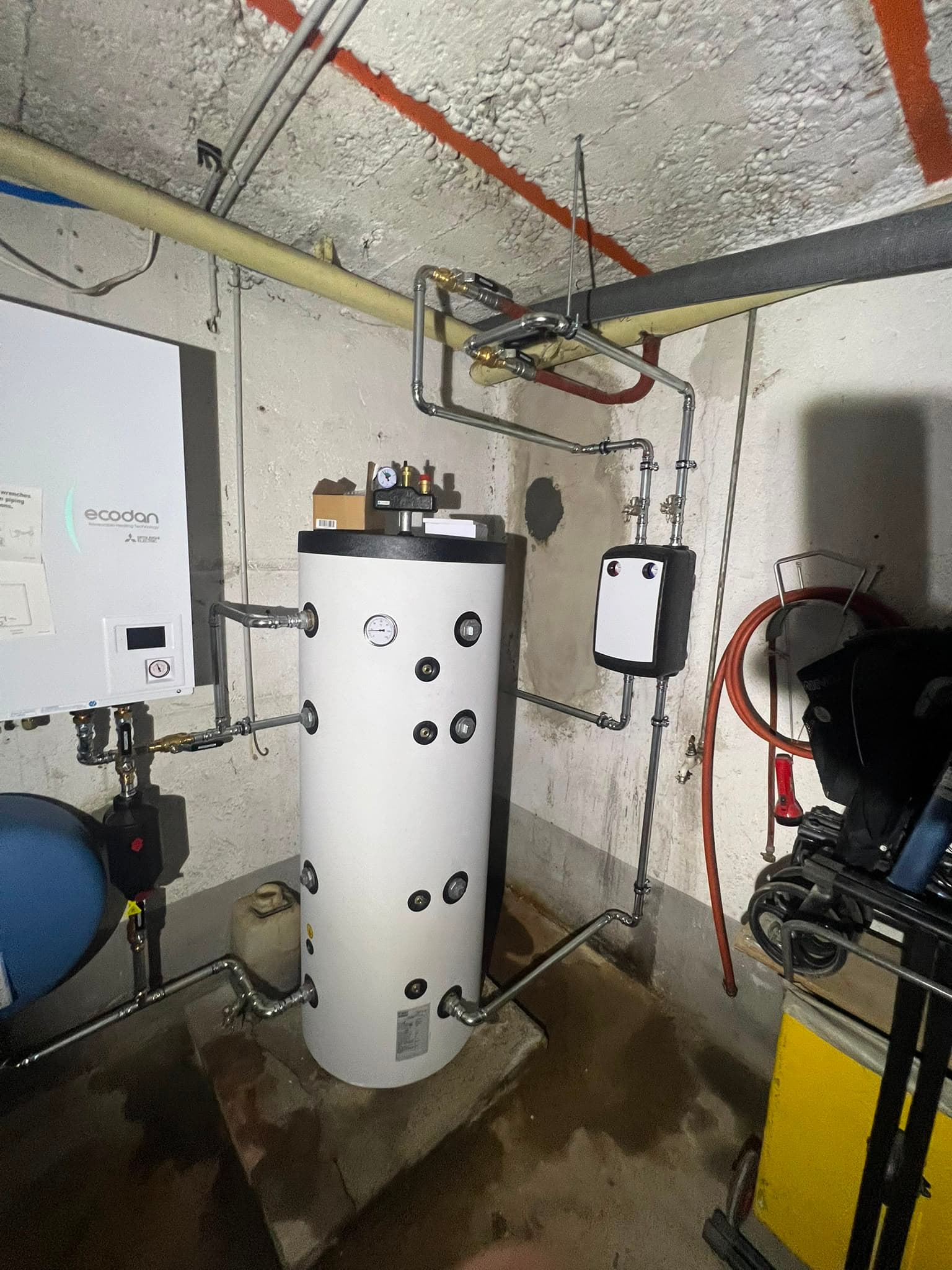 Weitere Ansicht der neuen Anlage: Speicher, Hydrobox und sauber geführte Leitungen