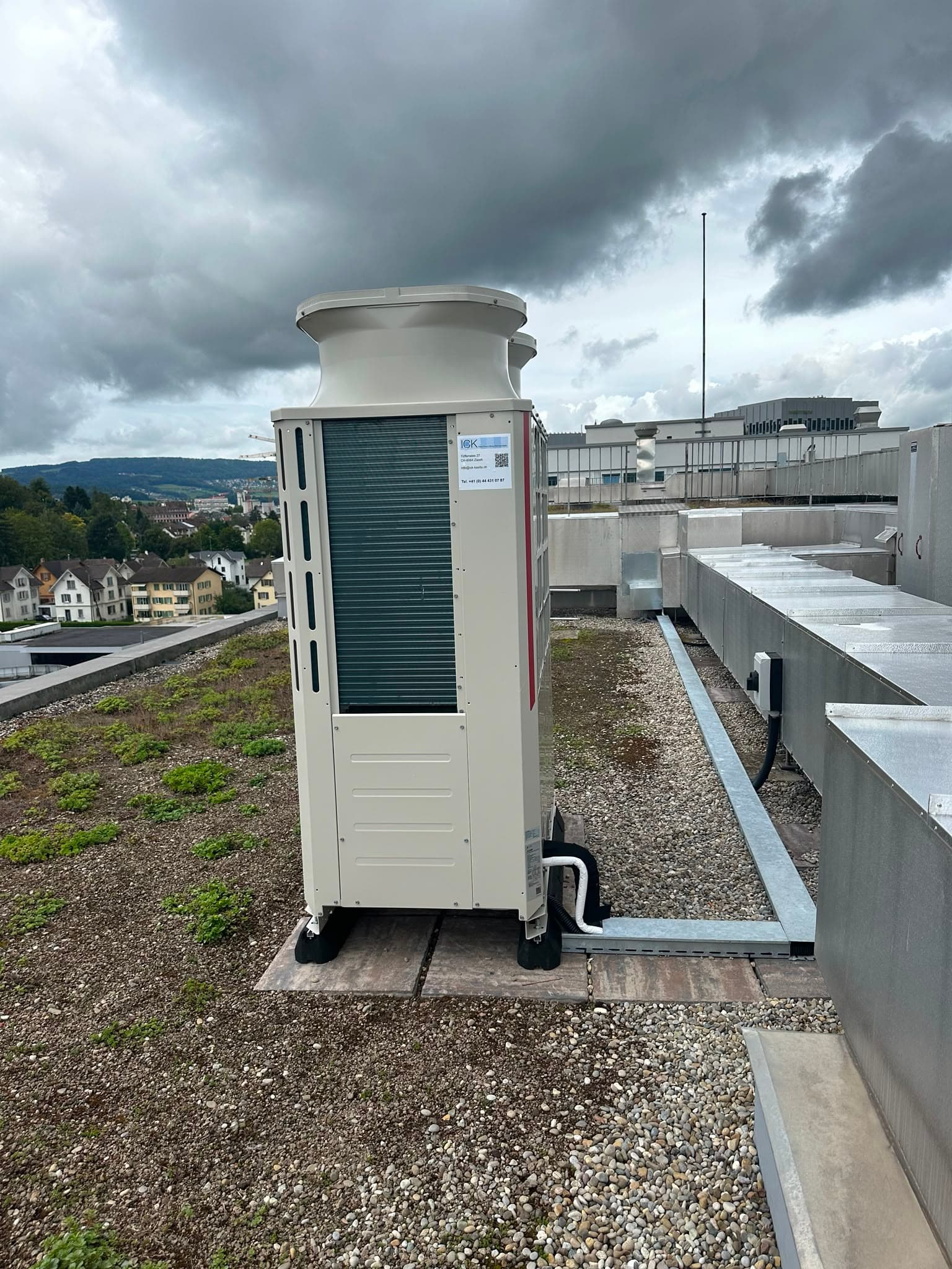 Aussengerät einer gewerblichen Klima- und Kälteanlage auf dem Flachdach, Kanton Zürich