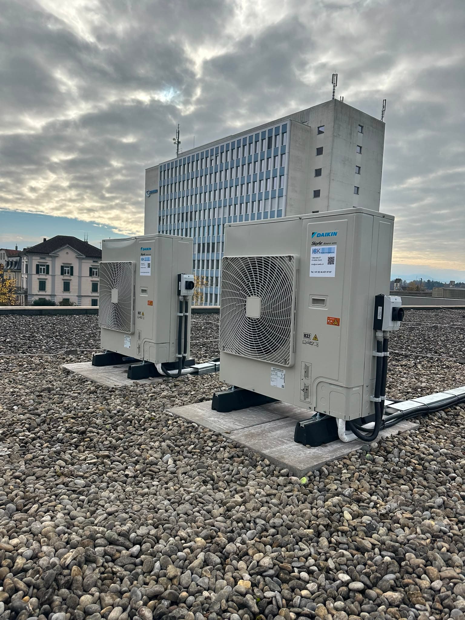 Zwei Daikin-SkyAir-Aussengeräte auf einem Flachdach, Kanton Zürich