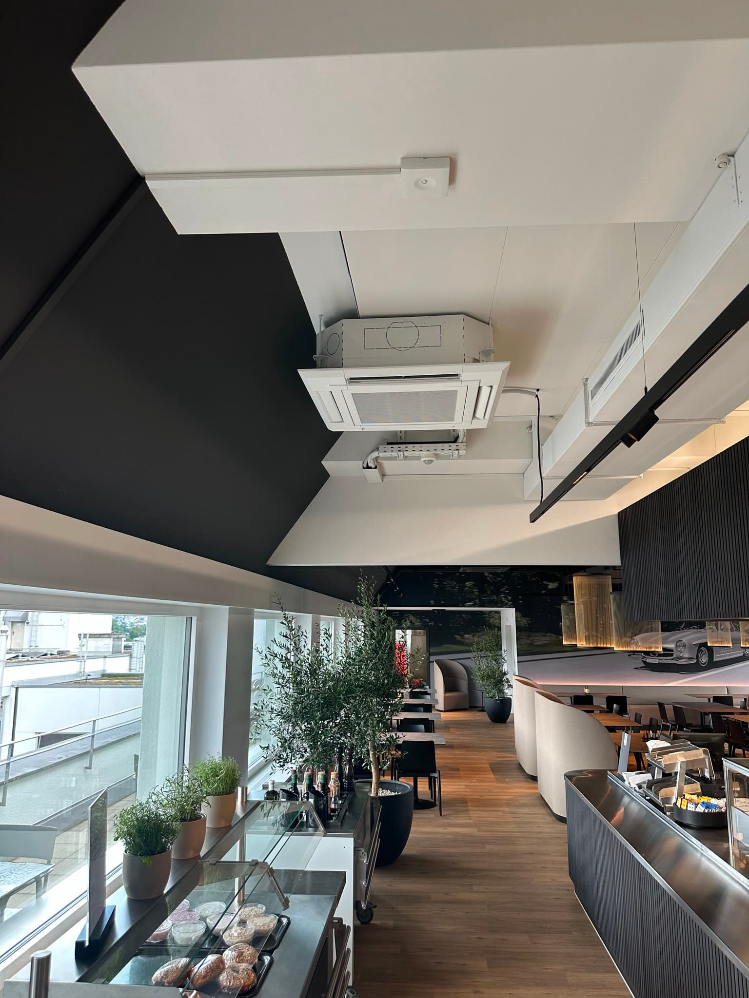 Deckenkassetten im Gastrobereich, in die Deckengestaltung integriert, Kanton Zürich