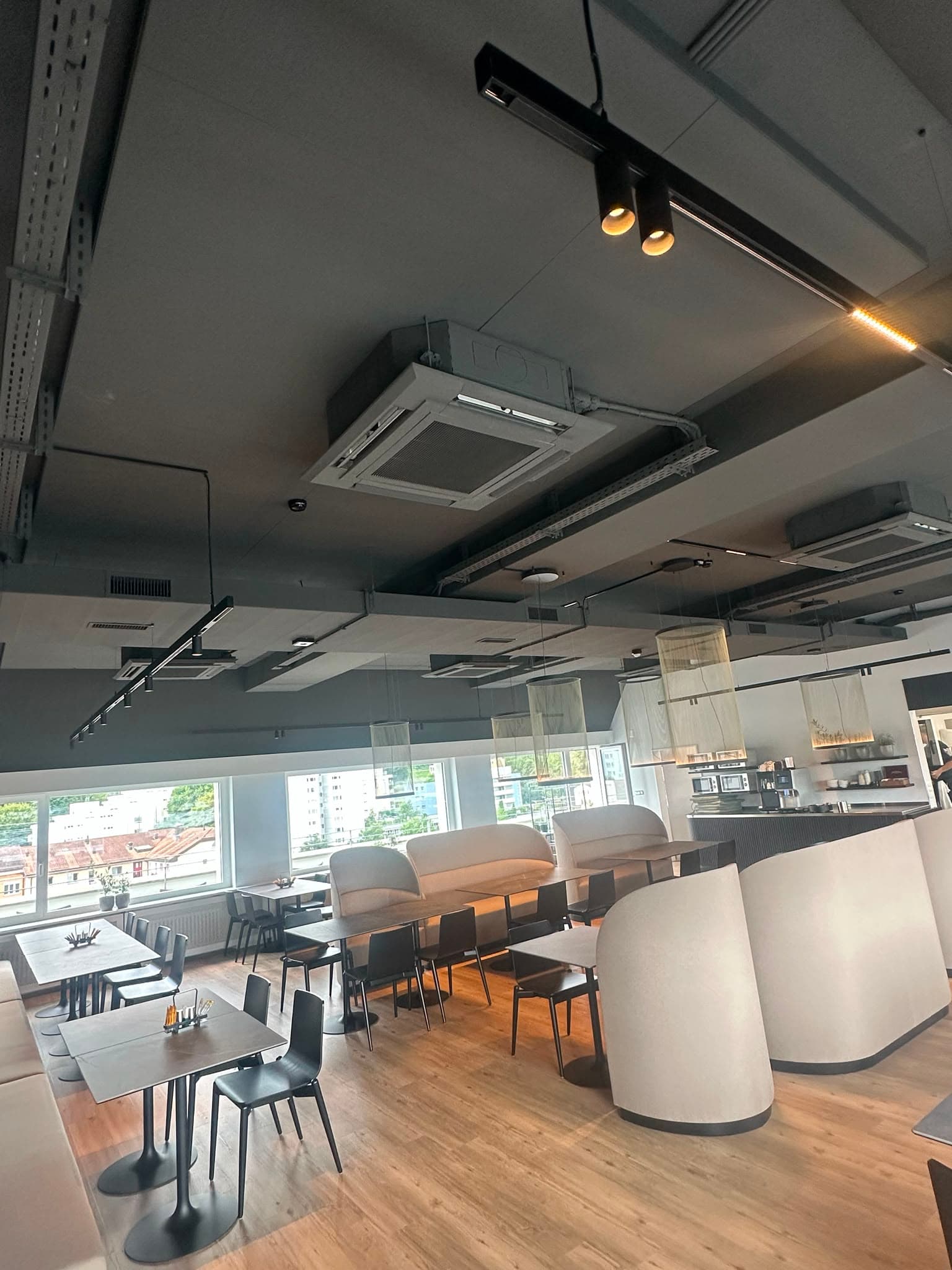 Deckenkassetten im Gastraum eines Gastronomiebetriebs, Kanton Zürich