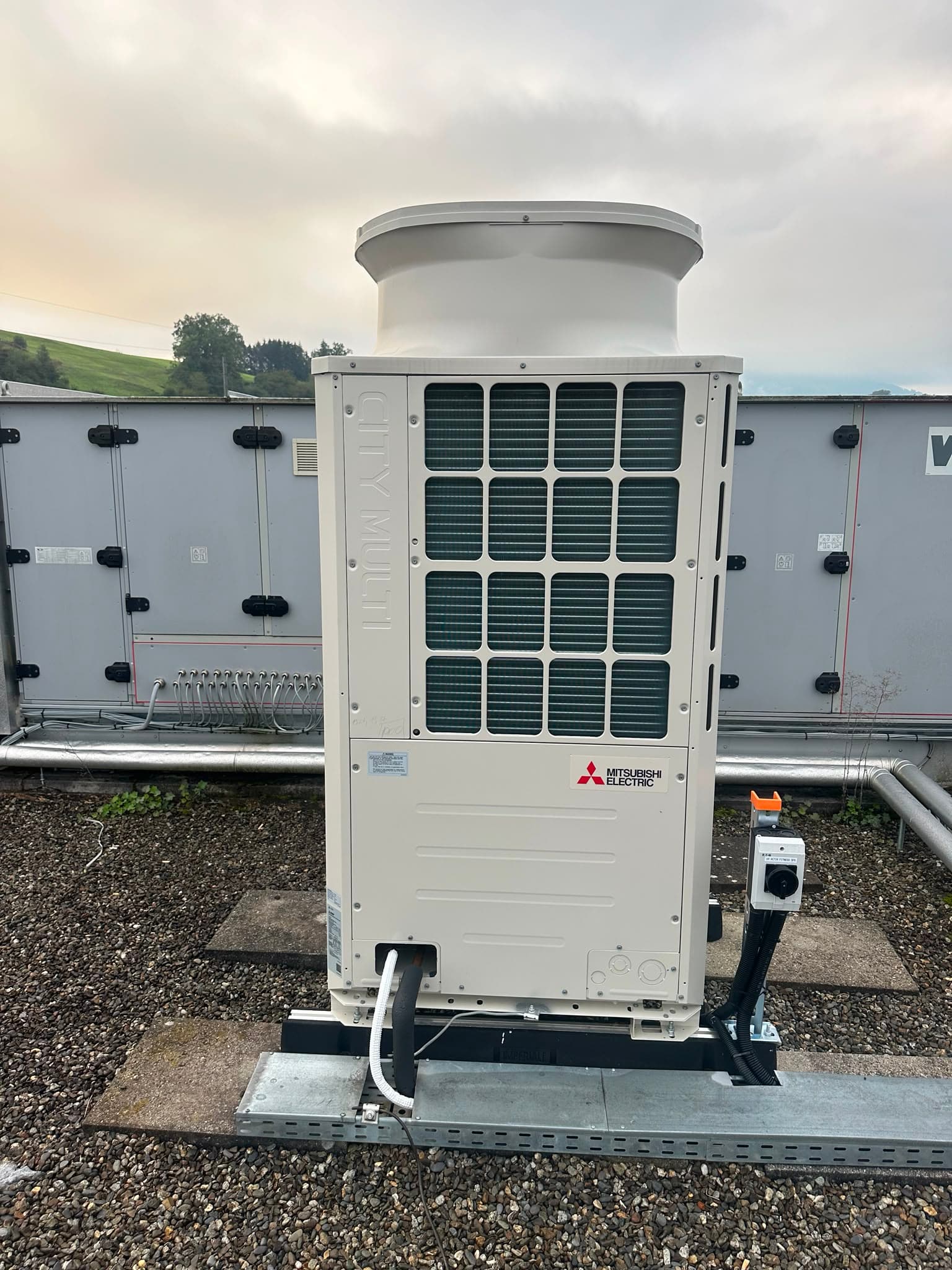Aussengerät einer VRF-Anlage (Mitsubishi City Multi) auf dem Dach, Kanton Zürich