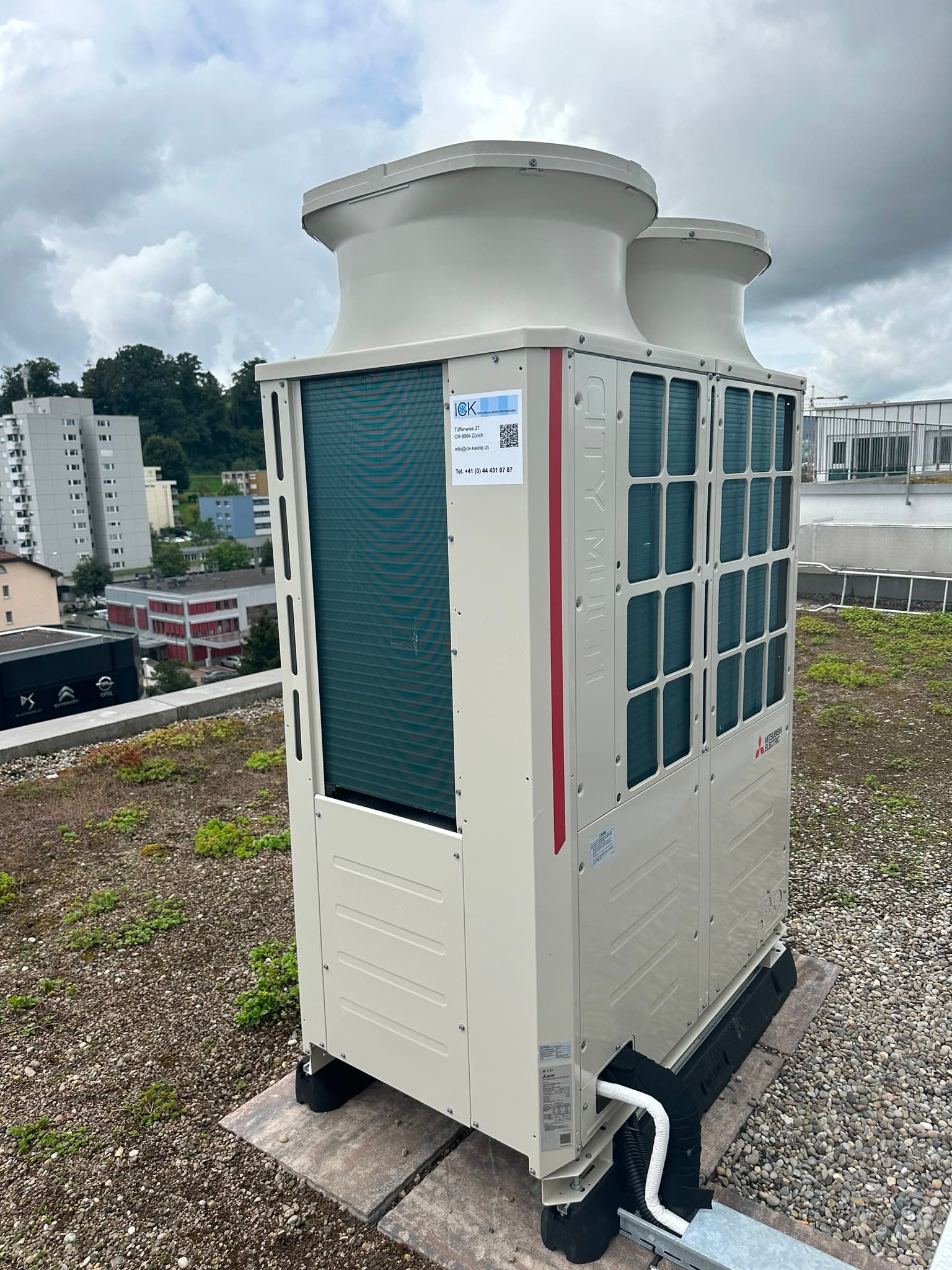 VRF-Aussengerät für die durchgehende Kühlung auf einem Firmendach, Kanton Zürich
