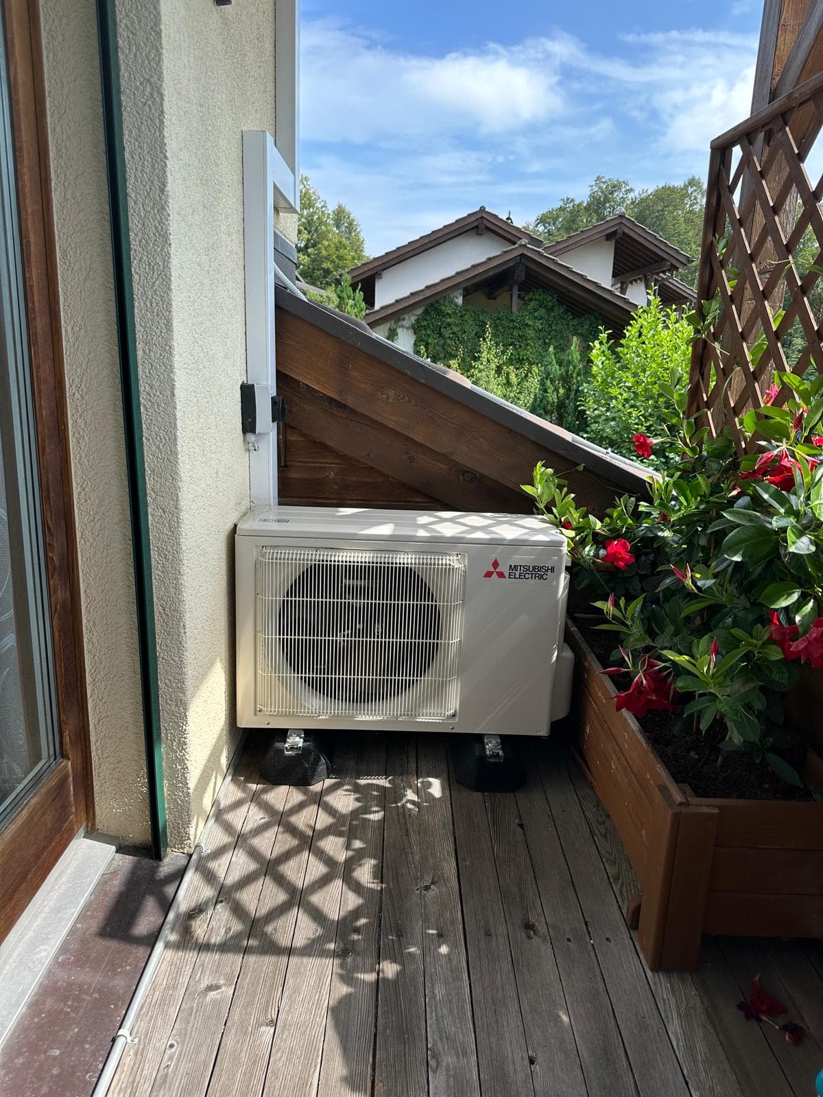 Aussengerät einer Klimaanlage platzsparend und entkoppelt auf einem Balkon, Kanton Zürich