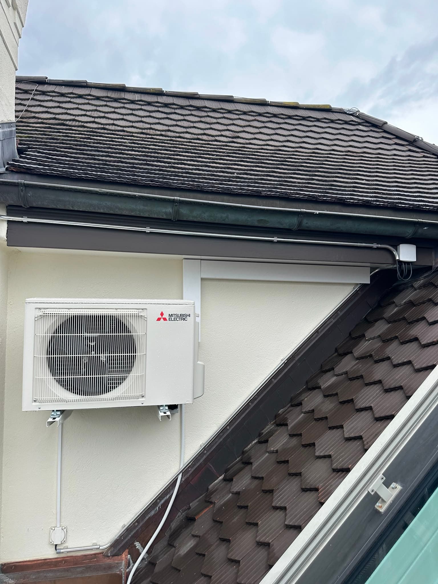 Aussengerät einer Split-Klimaanlage an der Fassade eines Einfamilienhauses, Kanton Zürich