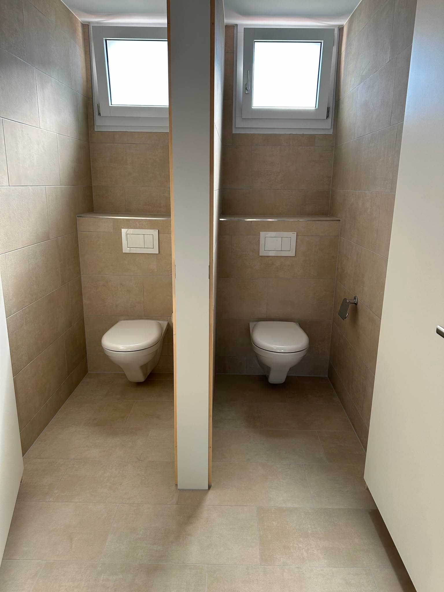 Fertig gefliestes WC mit Wand-WC und Geberit-Betätigungsplatte, Kanton Zürich