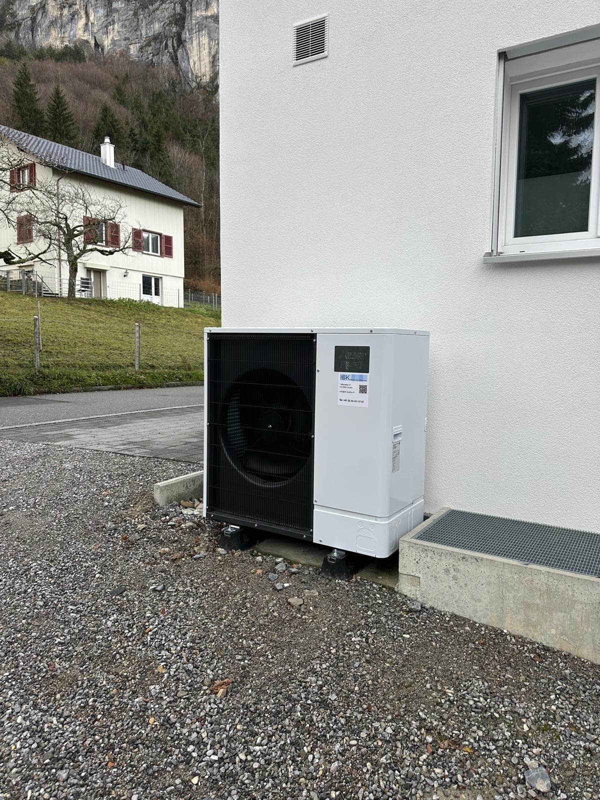 Aussengerät einer Wärmepumpe an einem Einfamilienhaus, Kanton Zürich