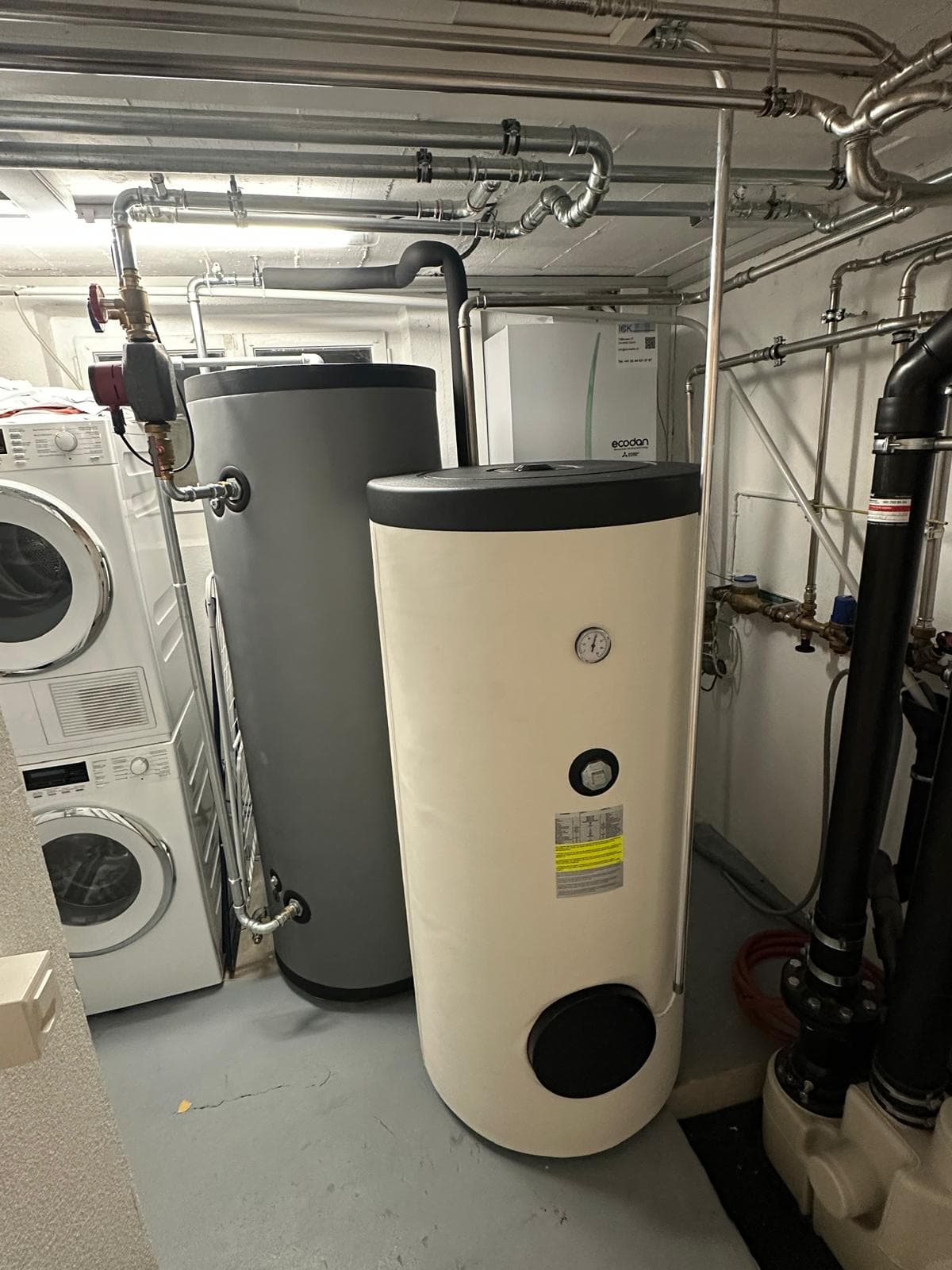 Technikraum mit Wärmepumpe, Speicher und Warmwasserspeicher, Kanton Zürich