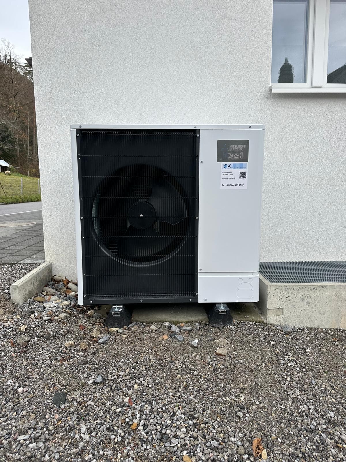Zubadan-Aussengerät der Wärmepumpe neben einem Wohnhaus im Grünen, Kanton Zürich