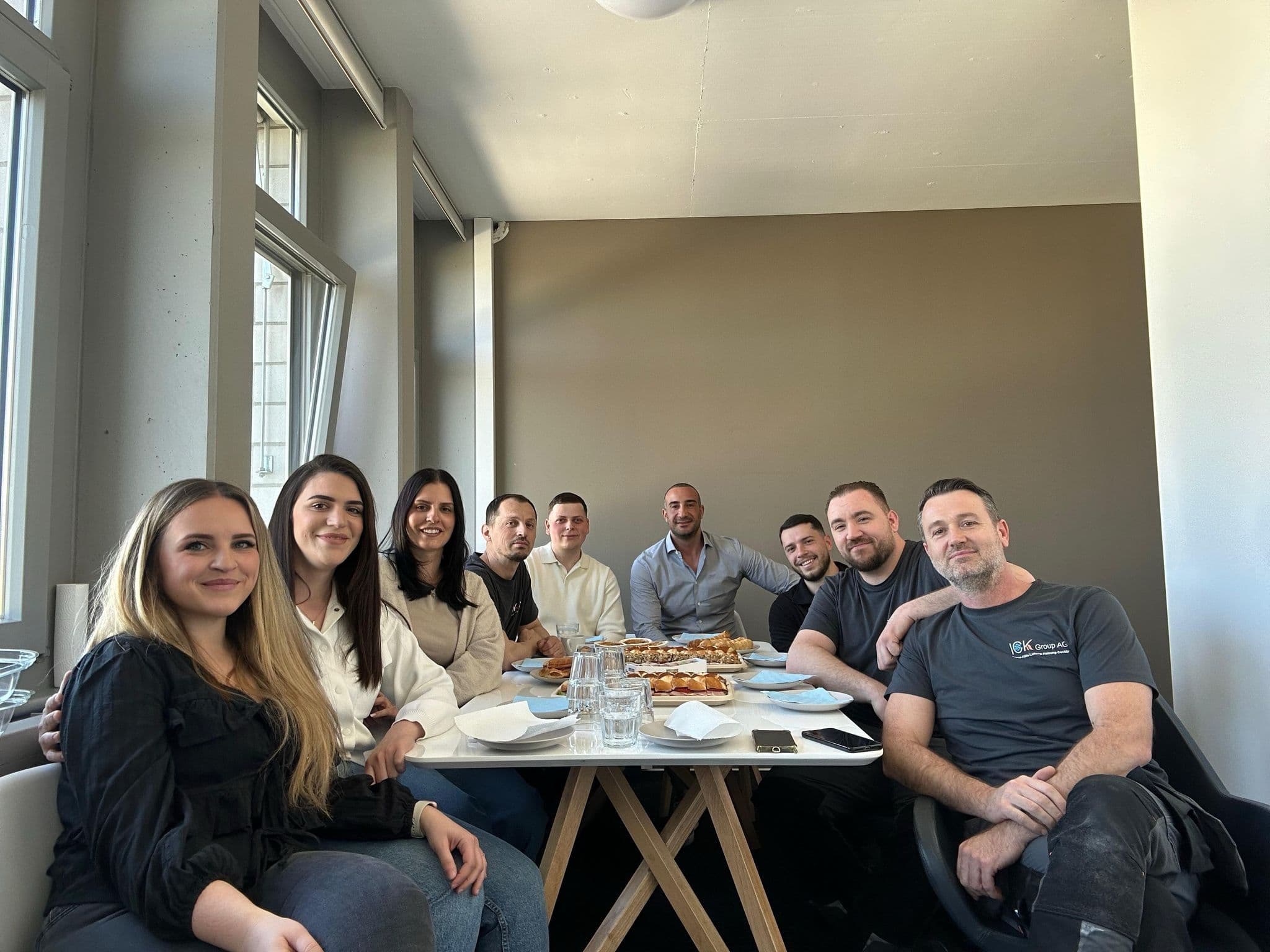 Das Team der ICK Group AG beim gemeinsamen Mittagessen im Büro in Weiningen