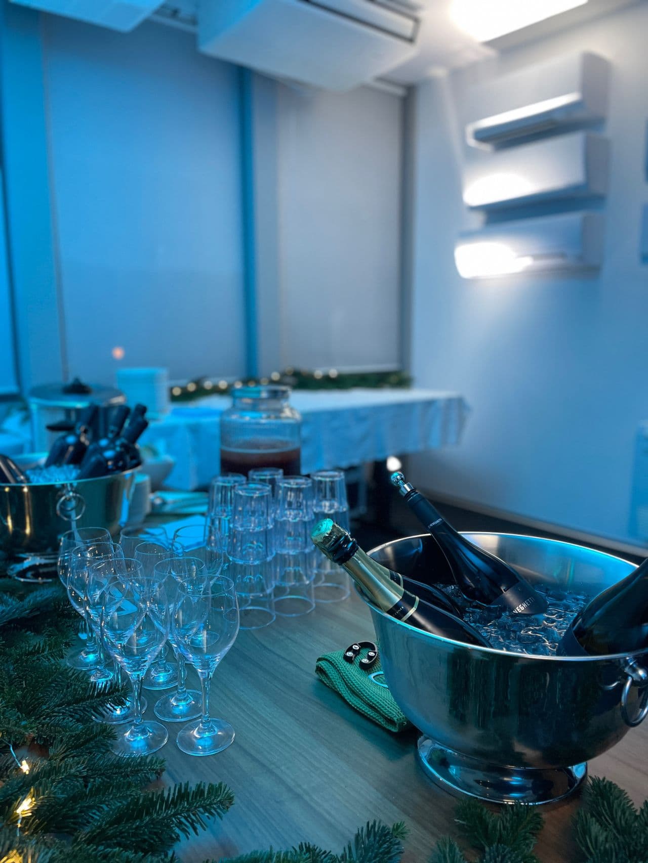 Vorbereitung des Apéros am Weihnachtsanlass der ICK Group