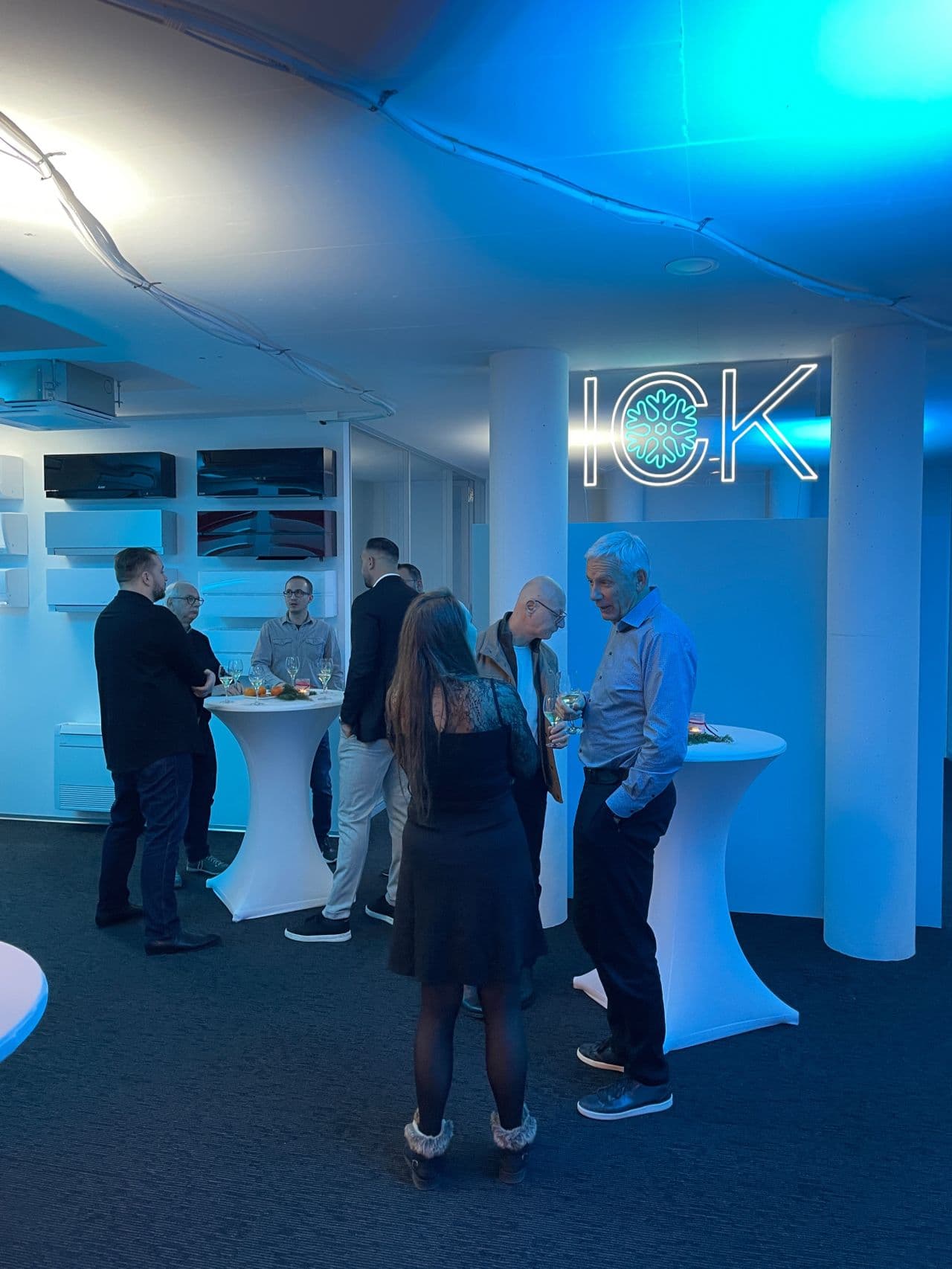 Showroom der ICK Group AG in Weiningen mit ausgestellten Klimageräten an der Wand