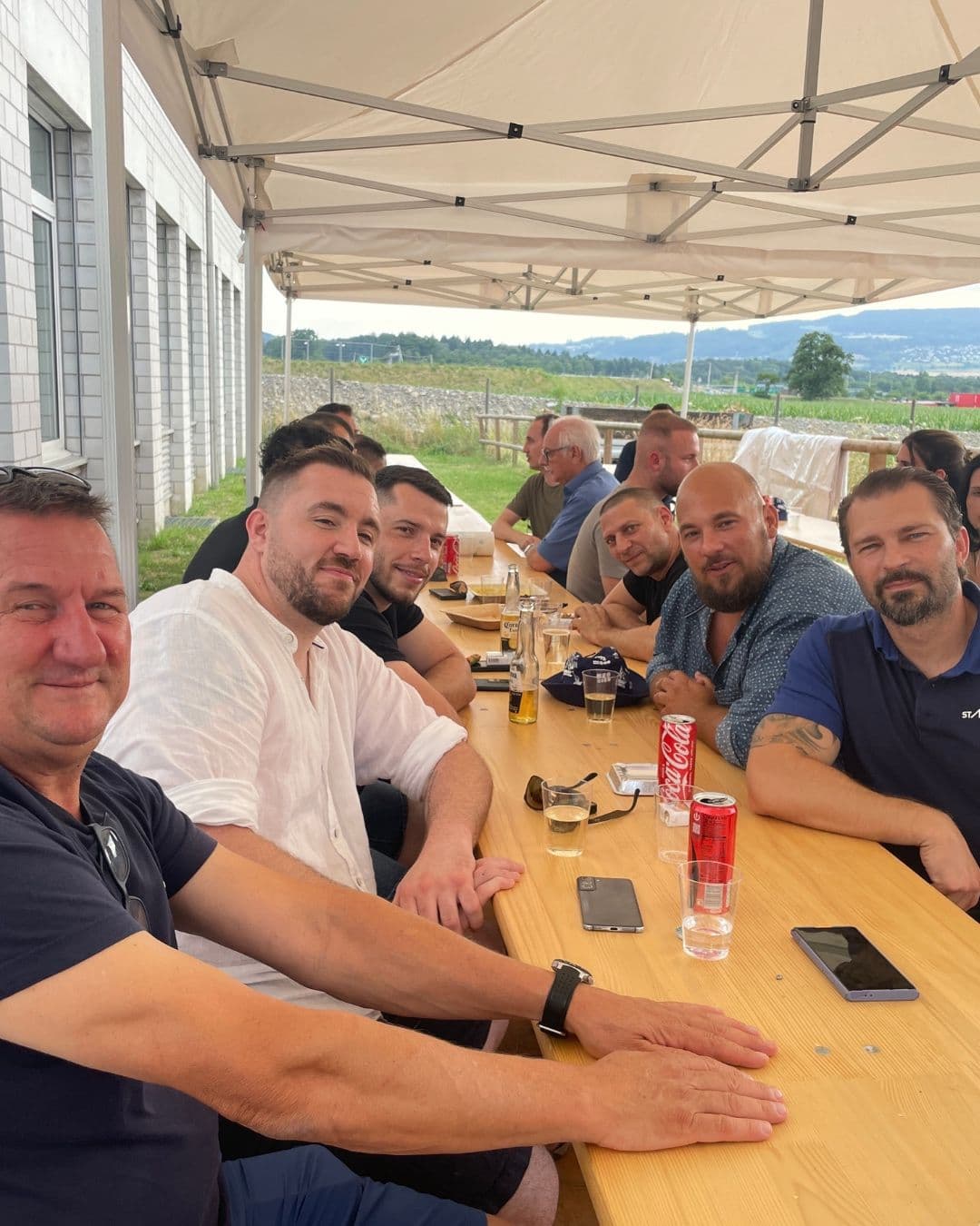 Team der ICK Group am Tisch beim Sommerfest